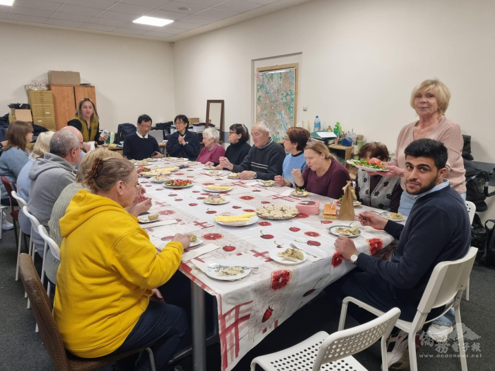 慈濟志工和「餃子俱樂部」的老人家們一起享用美食