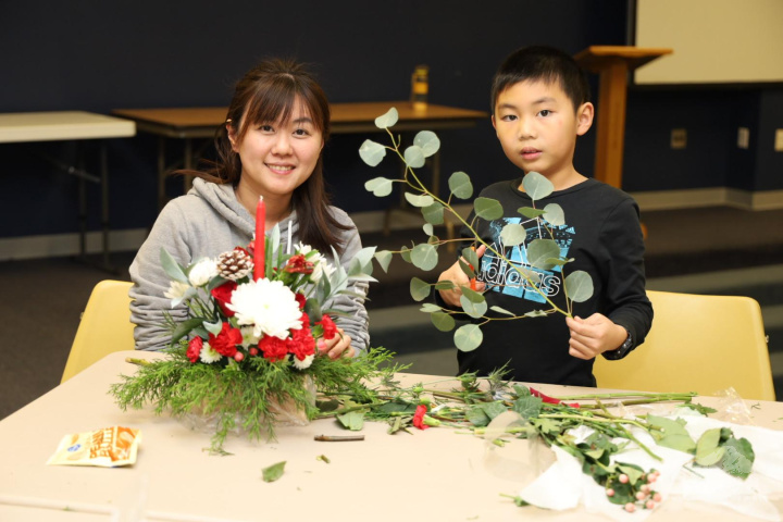 二年級班家長與學生認真的沉浸在花藝世界中