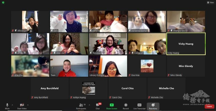 報名的鄉親一同展示完成的布袋戲偶彩繪作品，僑委會民俗文化種子教師邢台睿（第二排中）