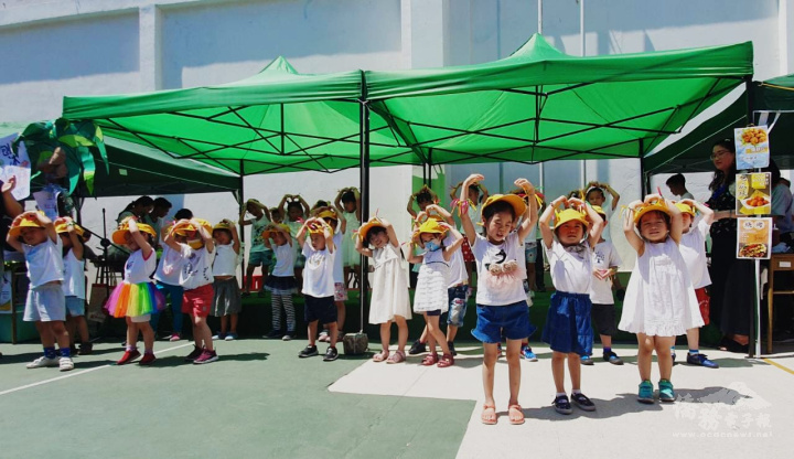 阿根廷華興中文學校37屆校慶園遊會，由幼兒部可愛唱跳表演揭開序幕