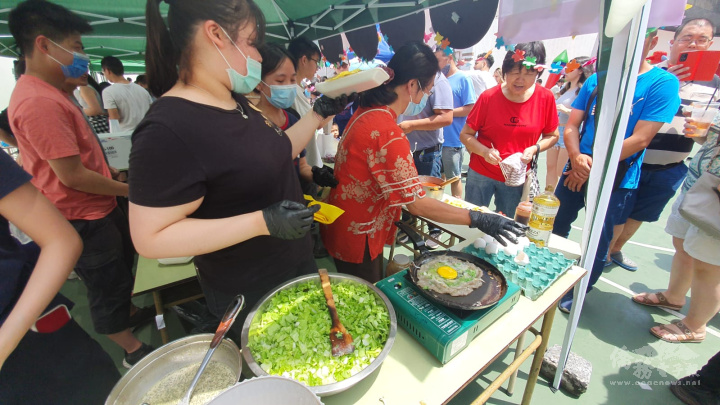 販賣經典臺灣小吃蚵仔煎的攤位，讓大家吃到臺灣味