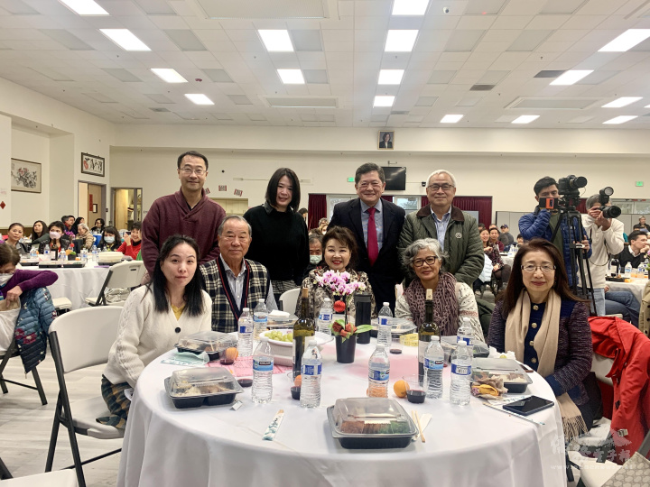 貴賓合影(陳怡珍第1排左1、林貴香第1排中、陳鈞亞第2排右2、陳朝全第2排右1)