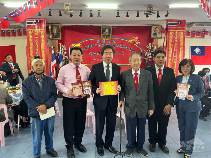 美賽光明善堂永遠名譽理事長張曙光、理事長傅錦城向莊碩漢代表(左三)等致贈賀年卡合影