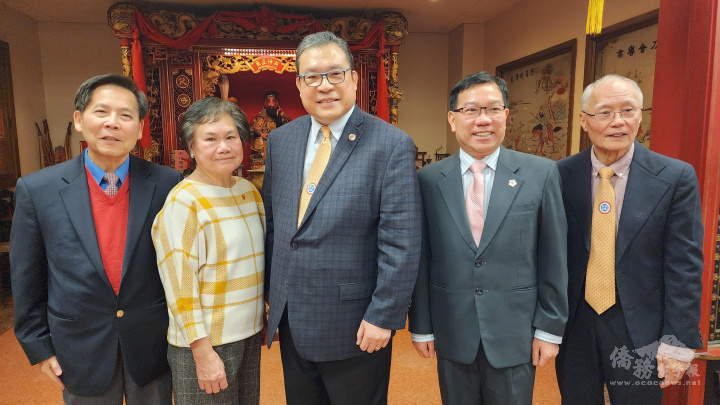 波士頓安良工商會新屆幹部就職，有4名全美僑團總理到賀。左起依序為北美洲舜裔公所總理陳建立，全美洪門致公堂總理余麗媖，全美安良工商會總理陳仕維，全美伍胥山公所總理伍煥華，波士頓安良工商會卸任會長伍輝民