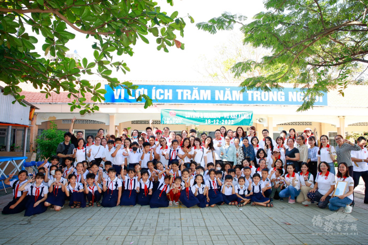 中國信託胡志明市分行協助林同省地靈區濾水系統