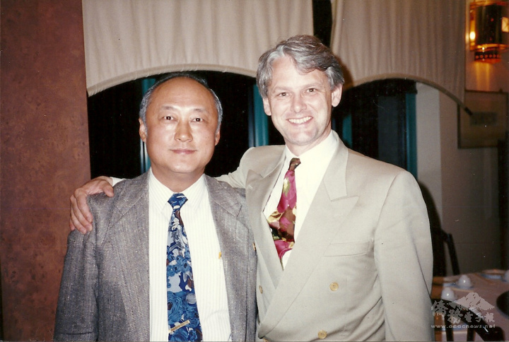 任溫哥華臺灣商會會長時期拜訪時任溫哥華市長Gordon Campbell 