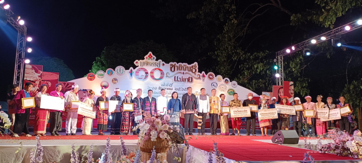 美賽市第八屆民族文化節開幕主席與各主辦各族代表合影