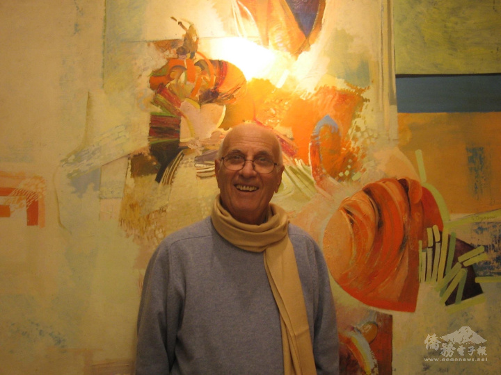 義大利畫家Giancarlo Tognoni 攝於他的作品前