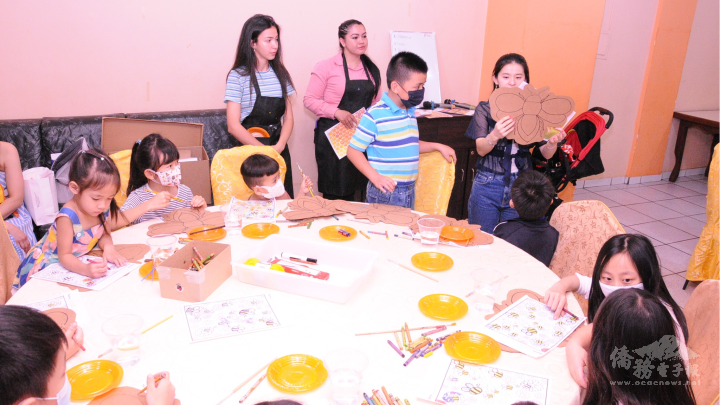 活動現場邀請到徐念漁老師為小小臺商們帶來小蜜蜂兒童美術班