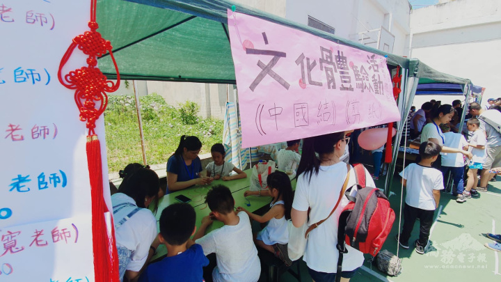 園遊會中提供民眾體驗手工文化－中國結及剪紙