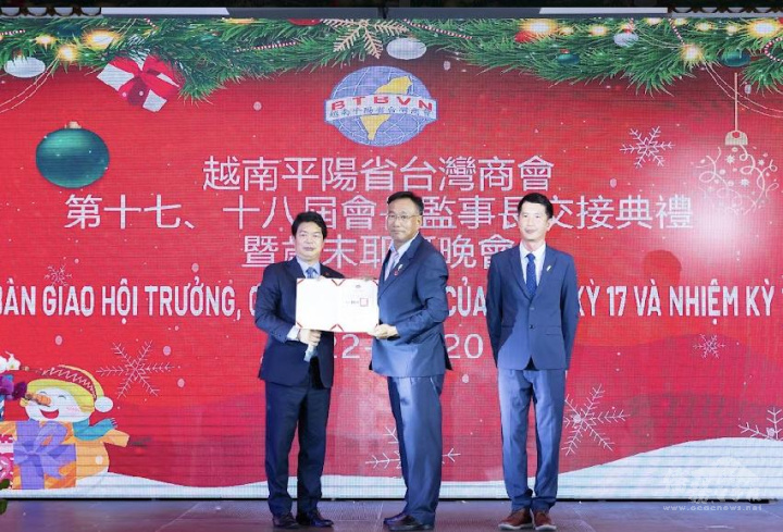 韓國耀代表僑務委員會委員長童振源頒贈賀狀及感謝狀予新任會長陳水石及監事長胡建偉