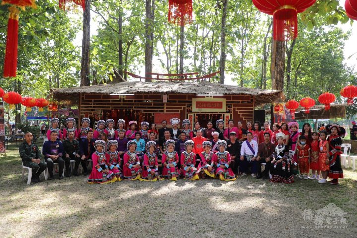 美賽縣市長視察雲南族群民俗文化展區合影