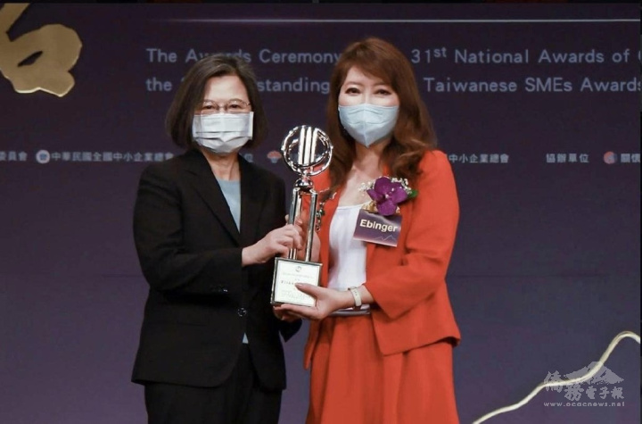 總統蔡英文授予盧蔓菁海外臺商磐石獎