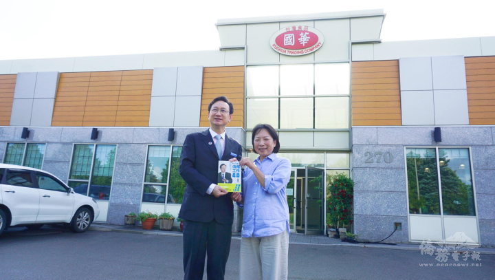 童振源委員長(左)今年9月參訪「國華臺灣食品公司」，受到負責人周怡華(右)熱情接待