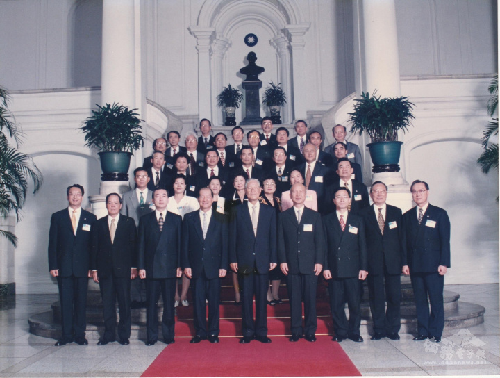 1998年任世界臺灣商會聯合總會理事時期拜訪總统府 (二排右二)