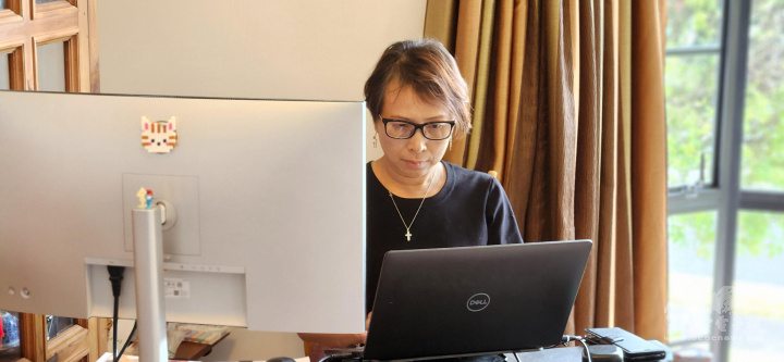 疫情後的新常態，梁鈴鈴目前多在家中處理St John的公務