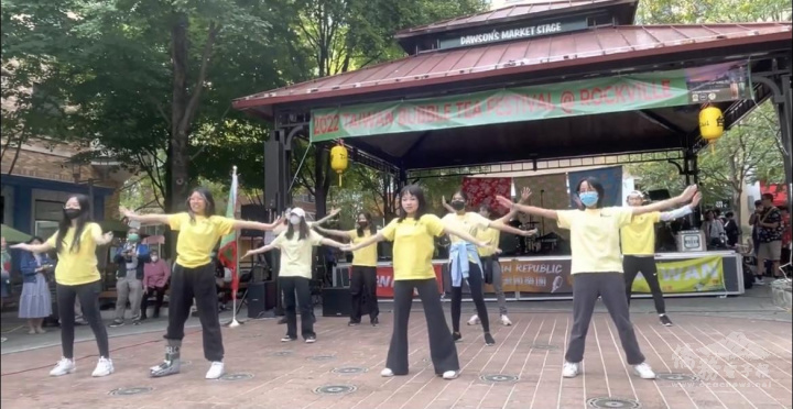 吳柏萱(左二)籌備主導2022年馬州洛克威爾市珍珠奶茶節臺灣流行熱舞表演