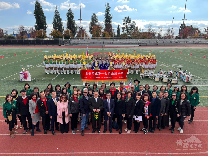 台北市立第一女子高級中學樂儀旗隊代表台灣參加「2023年美國巴沙迪納市玫瑰花車遊行」記者會貴賓、贊助僑胞與樂儀旗隊學生大合照