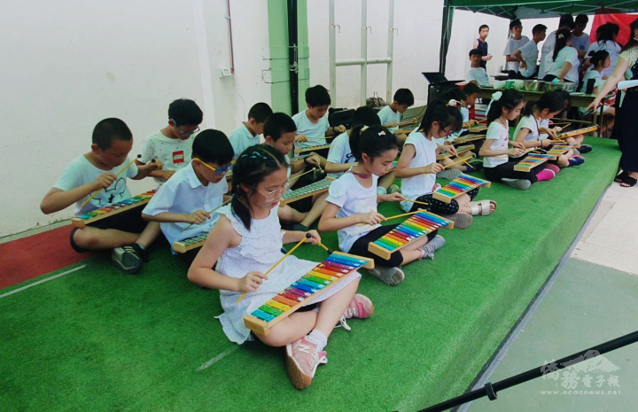 華興中文學校小學部學生以鐵琴表演多首琅琅上口的歌曲