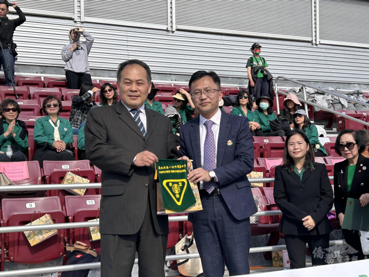 台北市立第一女子高級中學樂儀旗隊代表台灣參加「2023年美國巴沙迪納市玫瑰花車遊行」記者會中陳智源校長致贈北一女錦旗予黃敏境處長。