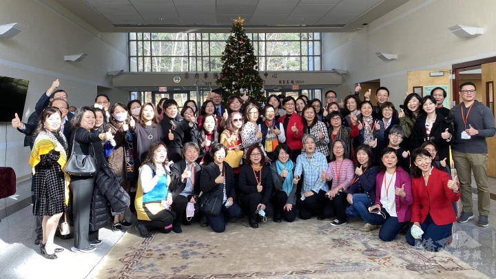大家一起在華文教中心聖誕樹點燈儀式上比讚合影