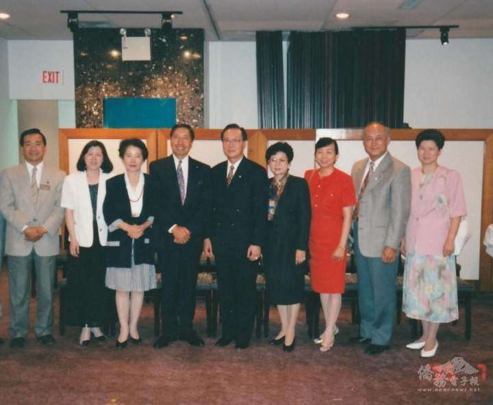 1995年世界臺商聯合總會總會長余聲清夫婦及加拿大臺商聯合會創會蔡亮亮訪溫哥華臺灣商會並與駐處首任處長王維傑夫婦留影