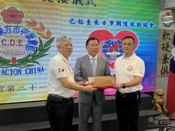 東方市中華會館印鑑交接(左起第20屆理事長司徒梓明、駐東方市總領事館副總領事魏世鉅、第21屆理事長顧海疆)