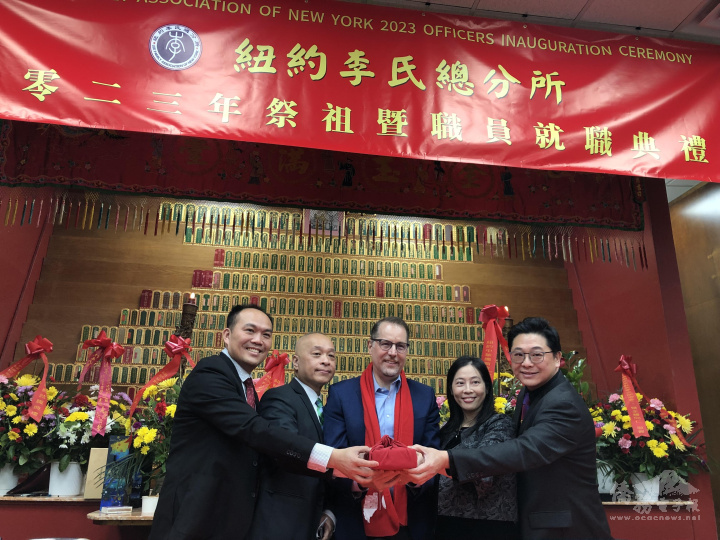 卸任主席李國威(左一)在紐約曼哈頓區長李文(中間者)及駐紐約辦事處副處長陳珮瑩(右二)的監交下，將印信交給李致俠(左二)、李溢熙(右一)