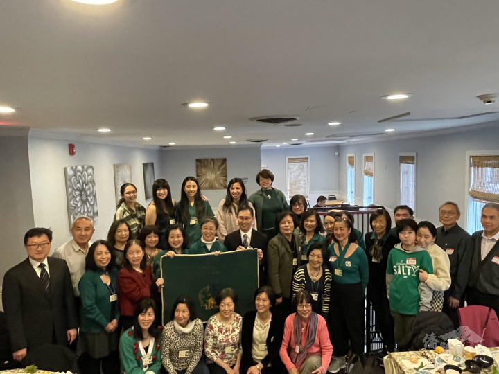 處長孫儉元 (中)、主任潘昭榮 (左) 與波士頓北一女校友會