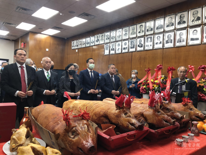 紐約李氏總分所新屆主席就職典禮前先進行祭祖儀式