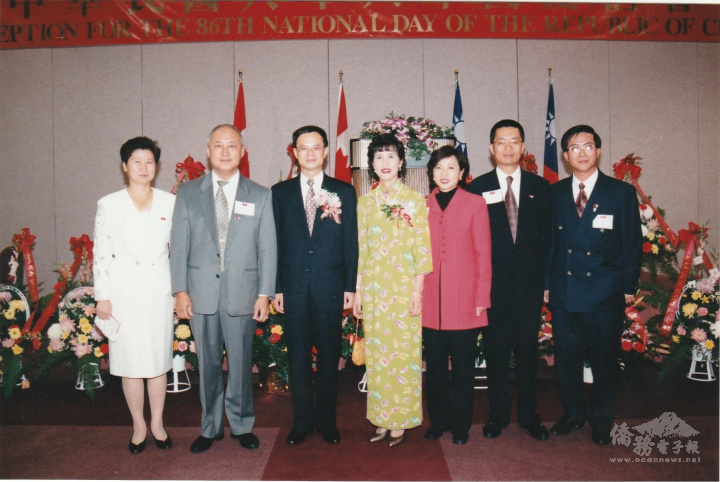 1997年雙十國慶酒會與第二任處長沈斯淳夫婦留影