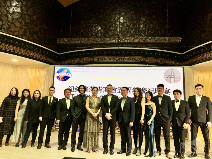 紐約臺灣青商會會長王建凱(右七)、前會長林維洋(右六)、前會長蔡璧徽(左七)率領理事團隊同心協力完成首次獨立年會的創舉