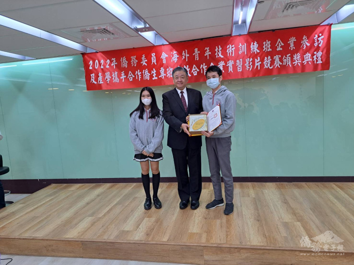 僑委會副委員長呂元榮頒發獎狀及獎牌予得獎同學