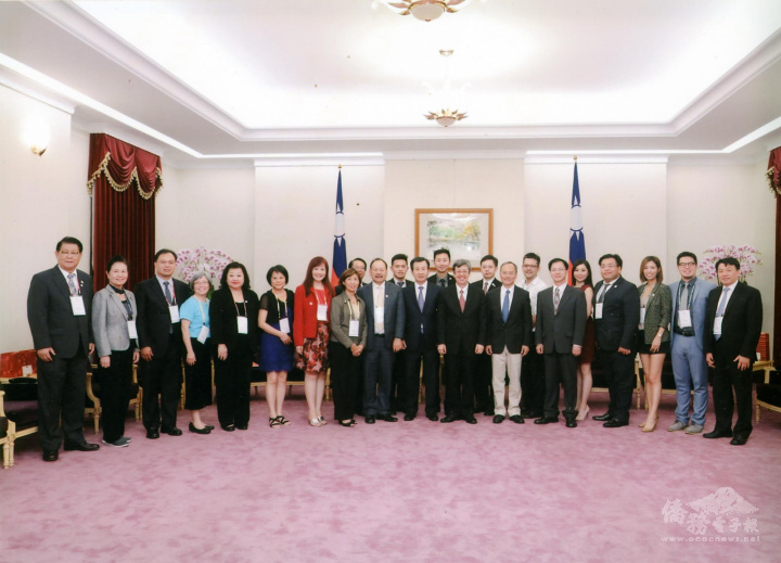 時任副總統陳建仁(左11)接見時任北美臺商總會長吳光宜(左10)訪問團，其中包含了多位青商會代表同行