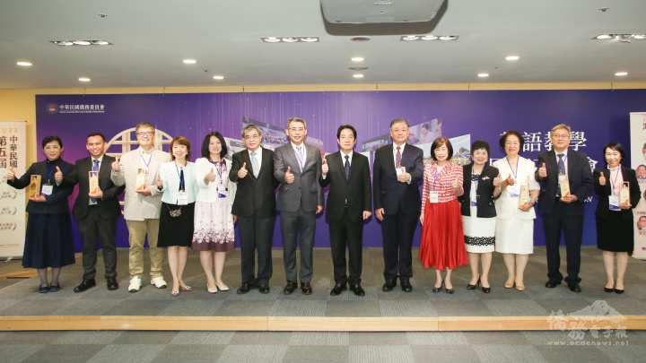 頒獎長官僑領賓主合影