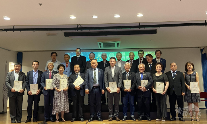 蔡逢興（中）頒發感謝狀給社福活動捐助的善心人士