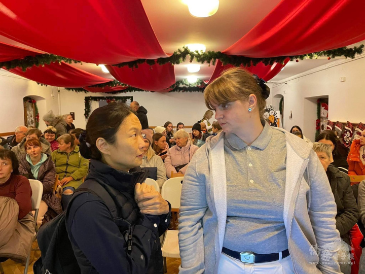 左: 美國慈濟專員李宛縈，右:烏克蘭志工漢娜