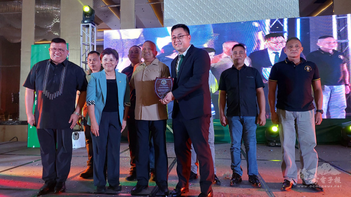 菲律賓海軍陸戰隊基金會贈送感謝狀予Koten慈善基金會，由執行長丁俊峰〈第1排右1〉代表接受