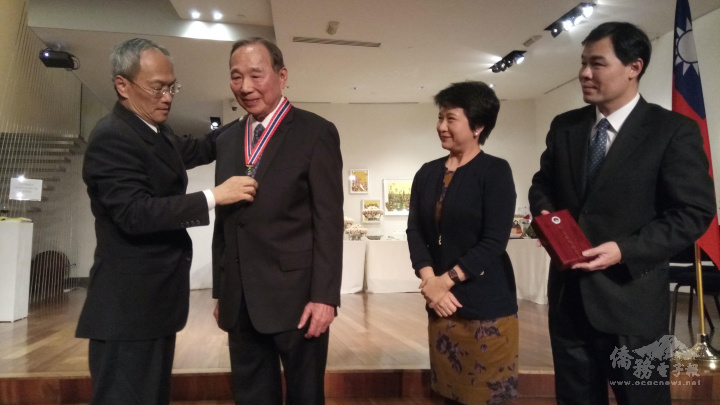 2017年僑務委員會委員長吳新興(左)親赴紐約頒發一等華光獎章予蔡仁泰(中) (紐約文教中心提供)