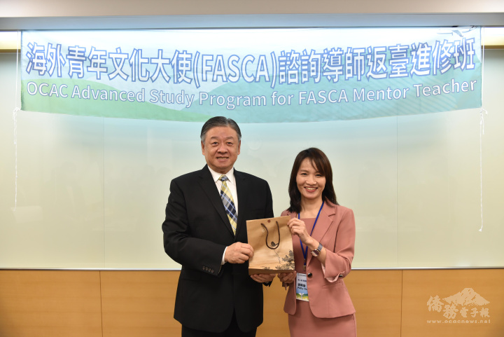呂元榮頒贈結業證書予FASCA諮詢導師學員長張珮鑾