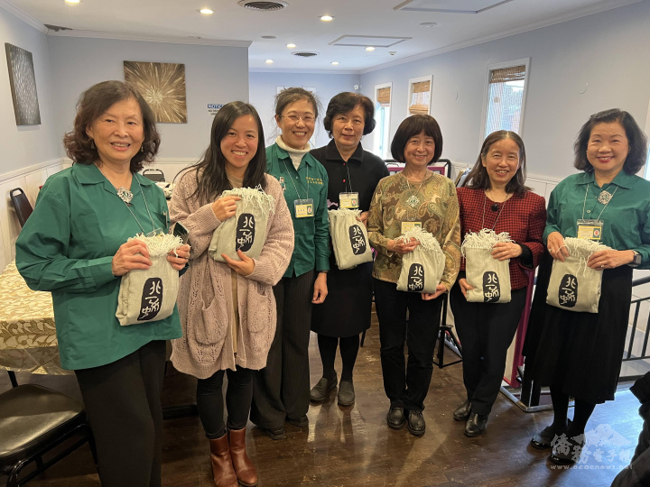 吳杏玫感謝校友會全體幹部