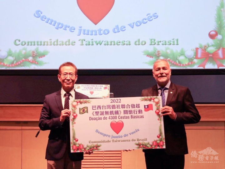 馮光中（左）把捐贈牌交給巴拉圭駐聖保羅副總領事Vidal Beníte
