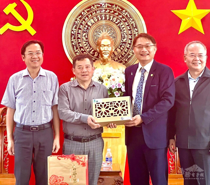 會長施傳寶致贈自家農場生產的越南首創恆溫控制系統溫室「有機百香果」
