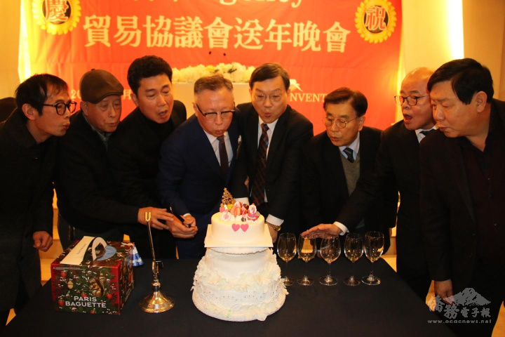 梁代表與僑團代表於Agency貿易協議會送年會中共同切蛋糕祝福