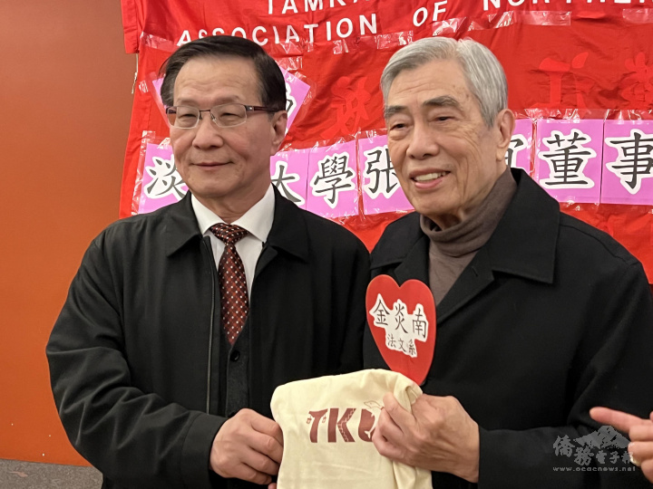 校長葛煥昭(左)贈禮物給1968年畢業校友金炎南(右)