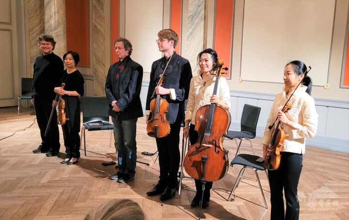 (左起) 作曲家歐克特、小提琴家梁涵琳、作曲家Franz Jochen Herfert、中提琴家Iiro Rajakoski、大提琴家游適伃、小提琴家劉炫智