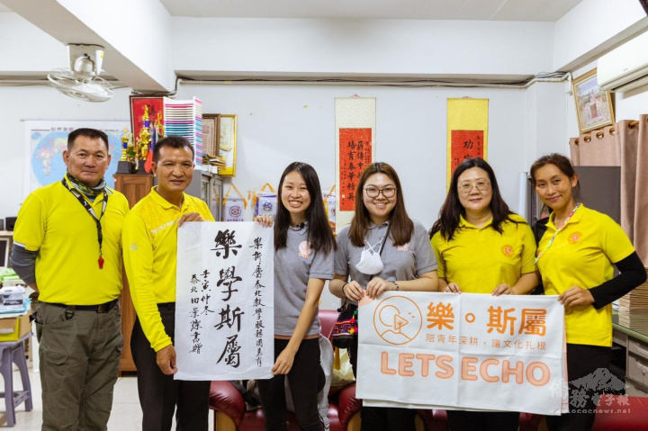 華雲學校校長田景燦揮毫書贈樂斯屬泰北參訪團李盈萱一行