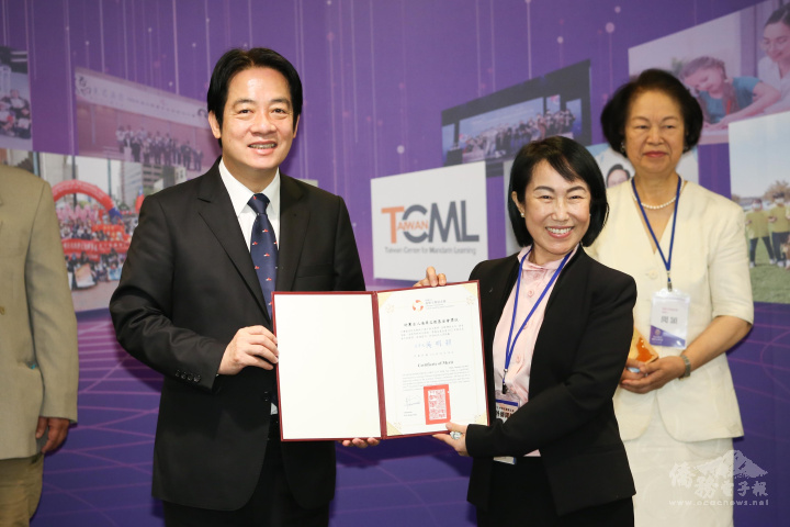 副總統賴清德為沈慶敏頒師鐸獎證書