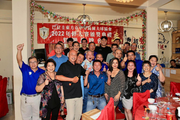 魏世鉅(第3排右三)與東方市中華高爾夫球協會球友合影