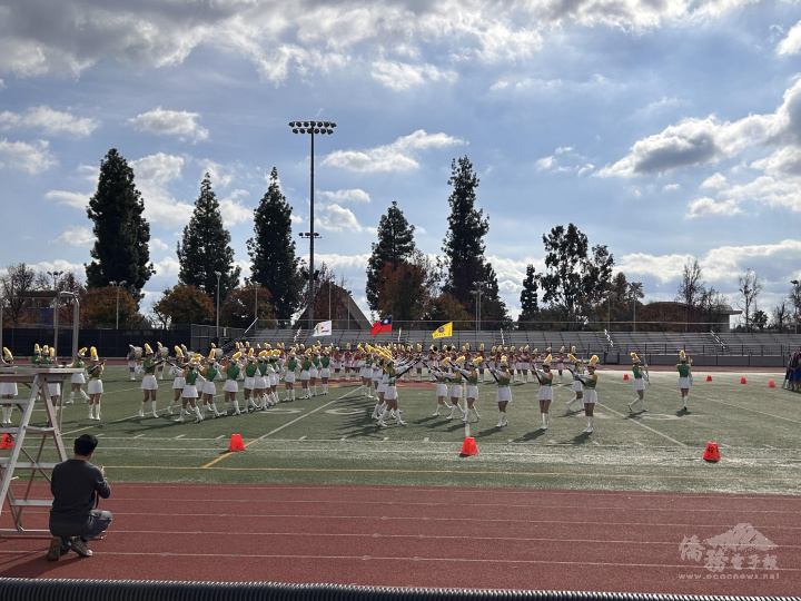 台北市立第一女子高級中學樂儀旗隊代表台灣參加「2023年美國巴沙迪納市玫瑰花車遊行」記者會中進行彩排表演。